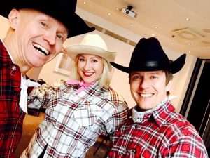 alt="Rivitanssi Helsinki – line dancing StepUp Schoolilla" alt="Rivitanssiopetus StepUp School Helsinki" alt="Line dancing -tunti aikuisille Helsingissä
