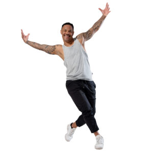 Aikuisia tanssimassa energisesti hiphop tanssia StepUp Schoolin tunnilla